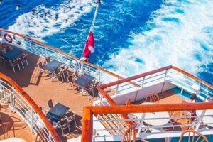 Cruzeiro mundial - Os Jacuzis ao fundo- Crédito divulgação: Life At Sea Cruises