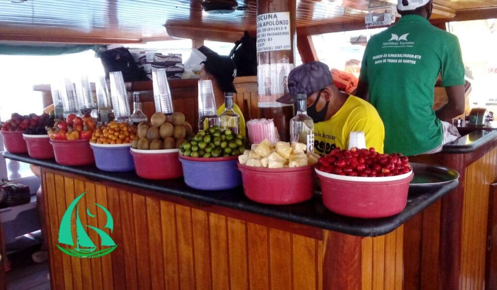 Central de Escunas - Escuna Jóia da Apolonio: Mesa de frutas servindo aroska