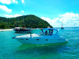 Passeio Ilha dos Frades e Itaparica -Turismo náutico: Informações úteis: Ilha dos Frades: Lanchas e Escuna navegando sentido à Praia de Viração