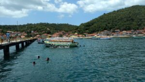 Ilha dos Frades: Barco de passageiros e banhistas em Praia de Paramana