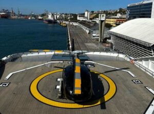 Super Iate 6 estrelas atracado no Porto de Salvador